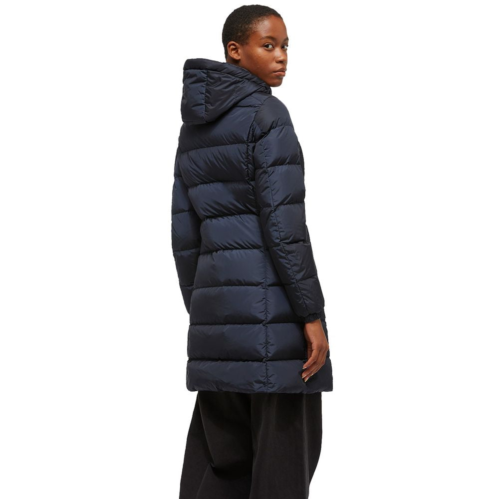 Front view with bag zipped and handles upright.