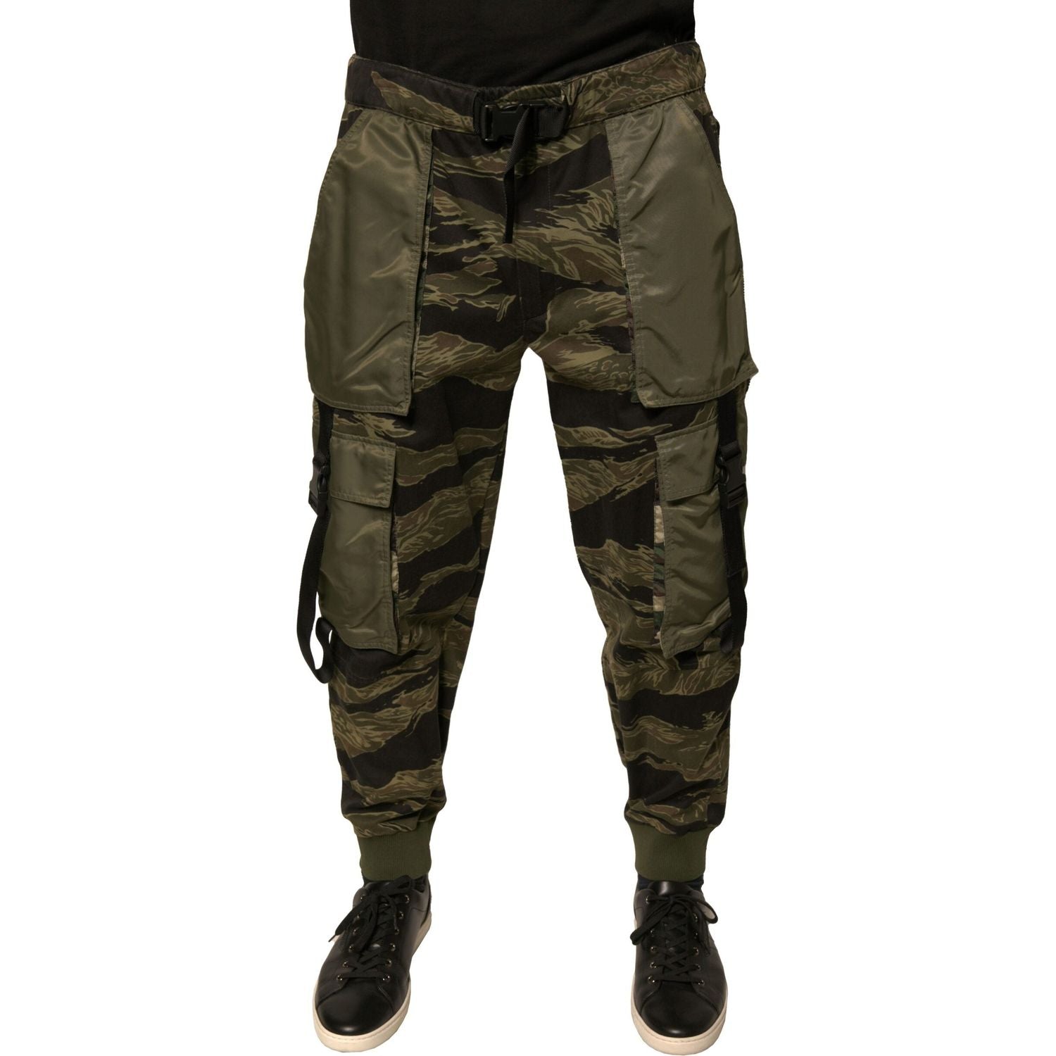 Front view with bag zipped and handles upright.