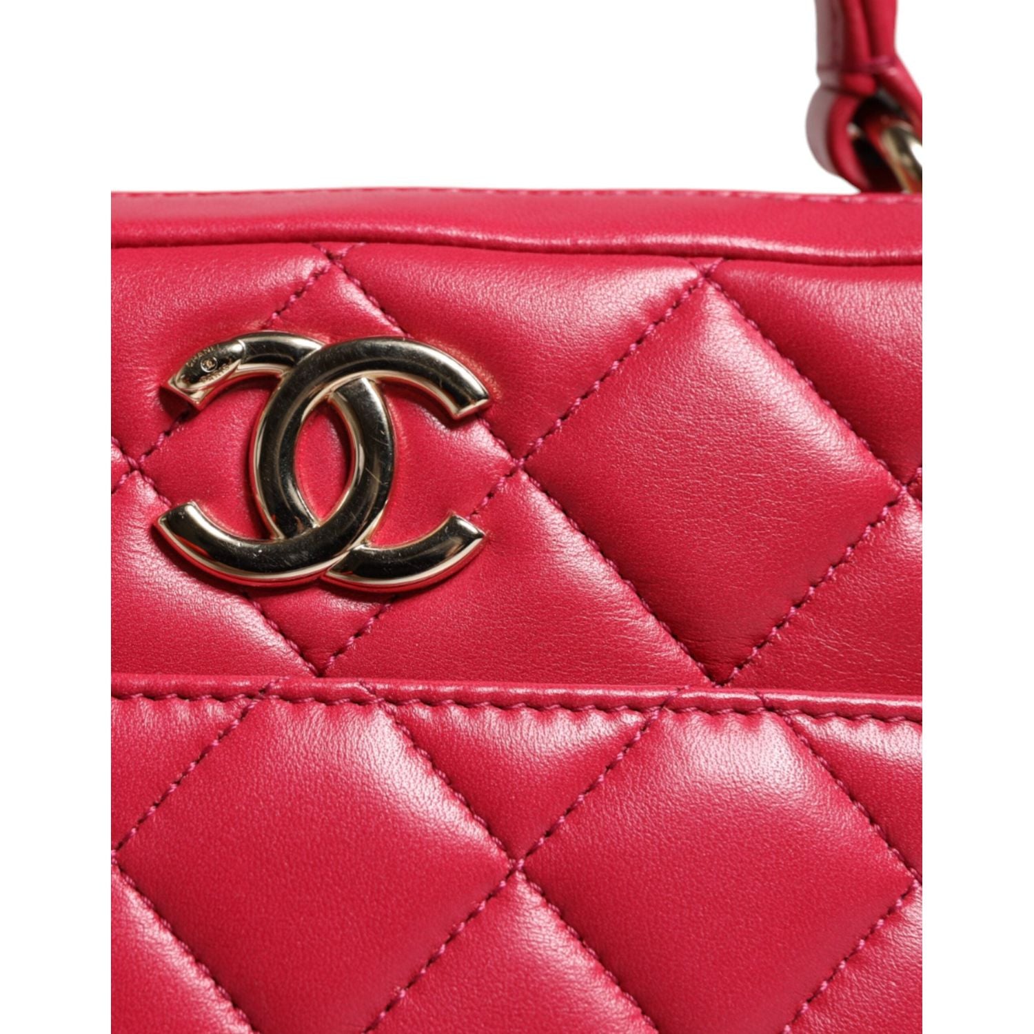 Front view with bag zipped and handles upright.