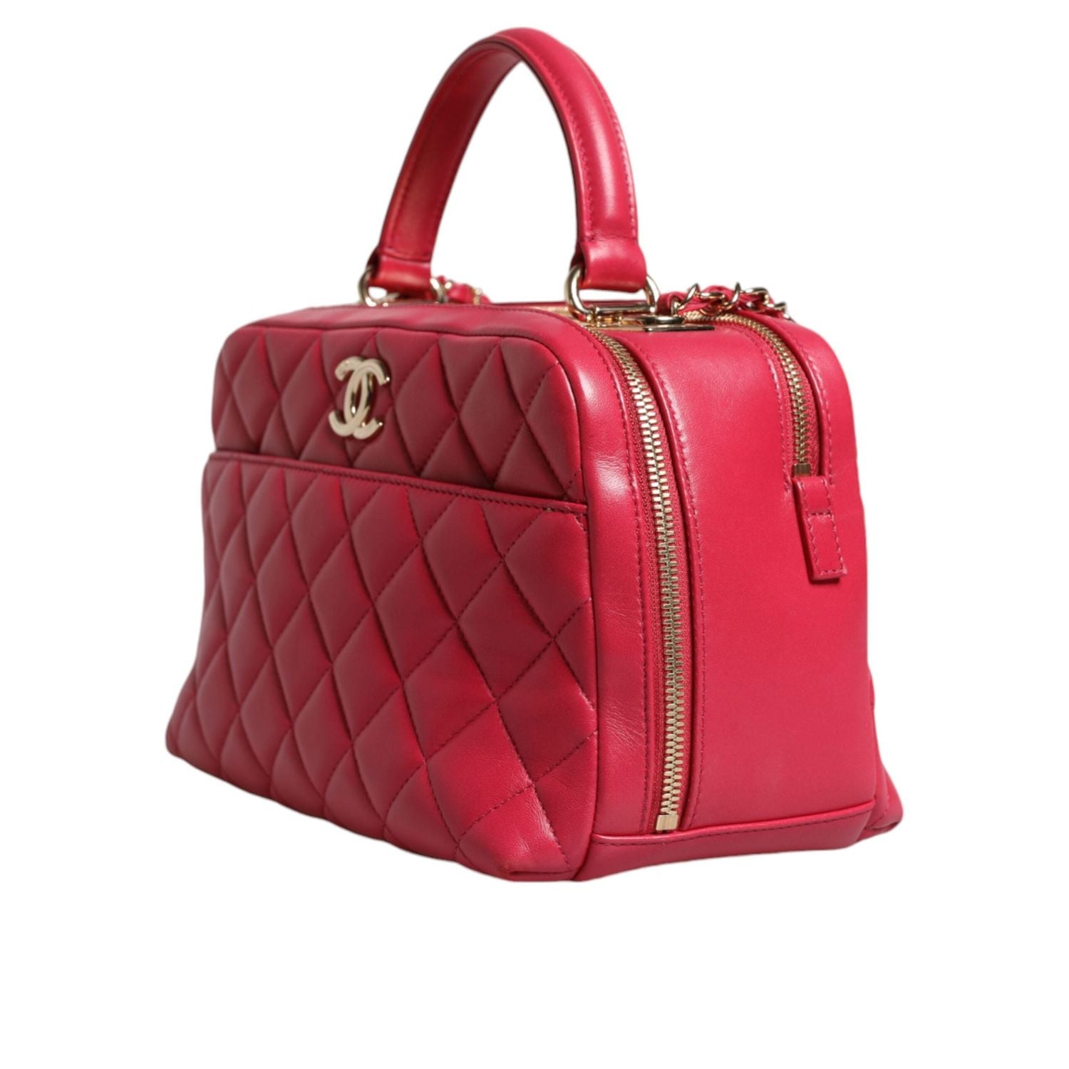 Front view with bag zipped and handles upright.