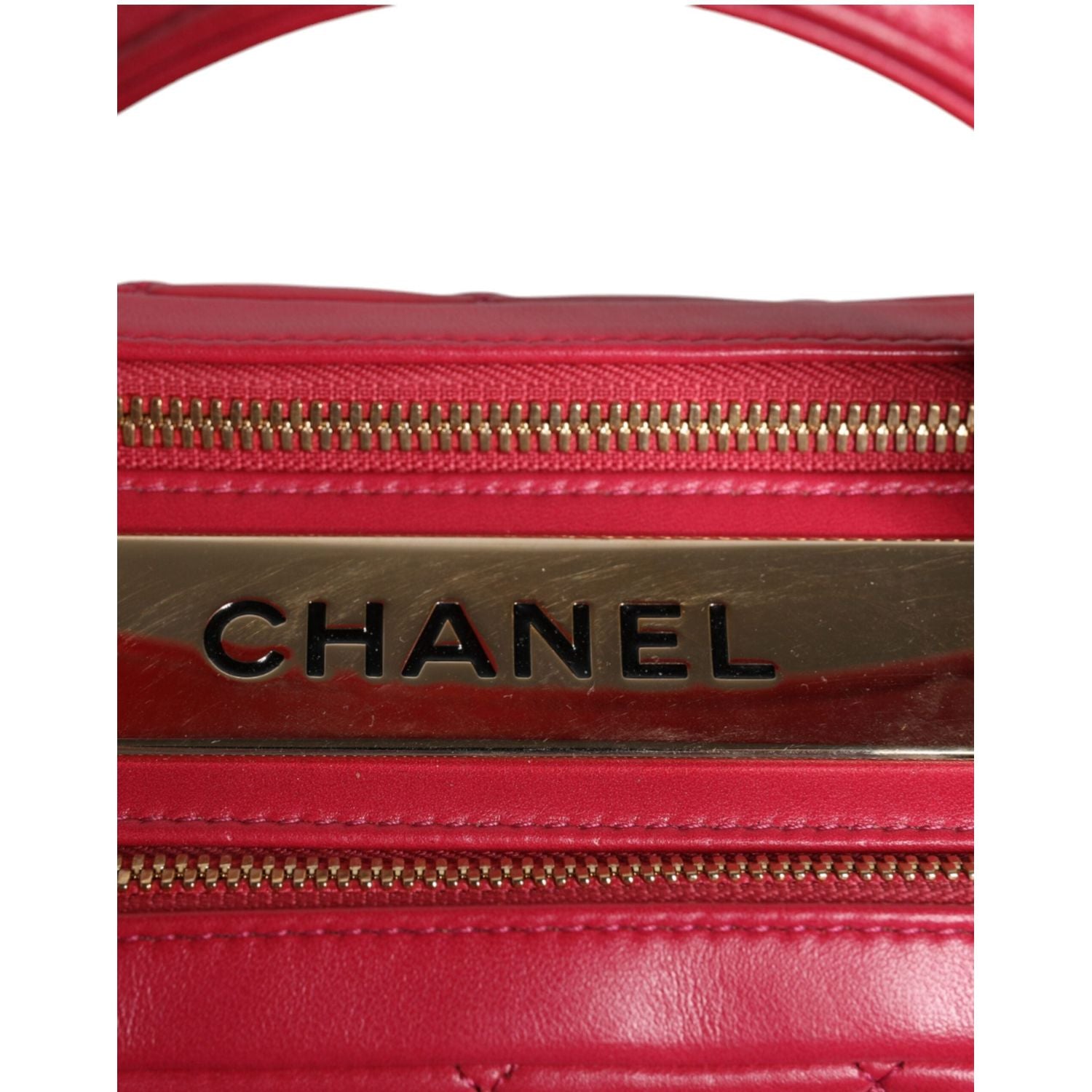Front view with bag zipped and handles upright.