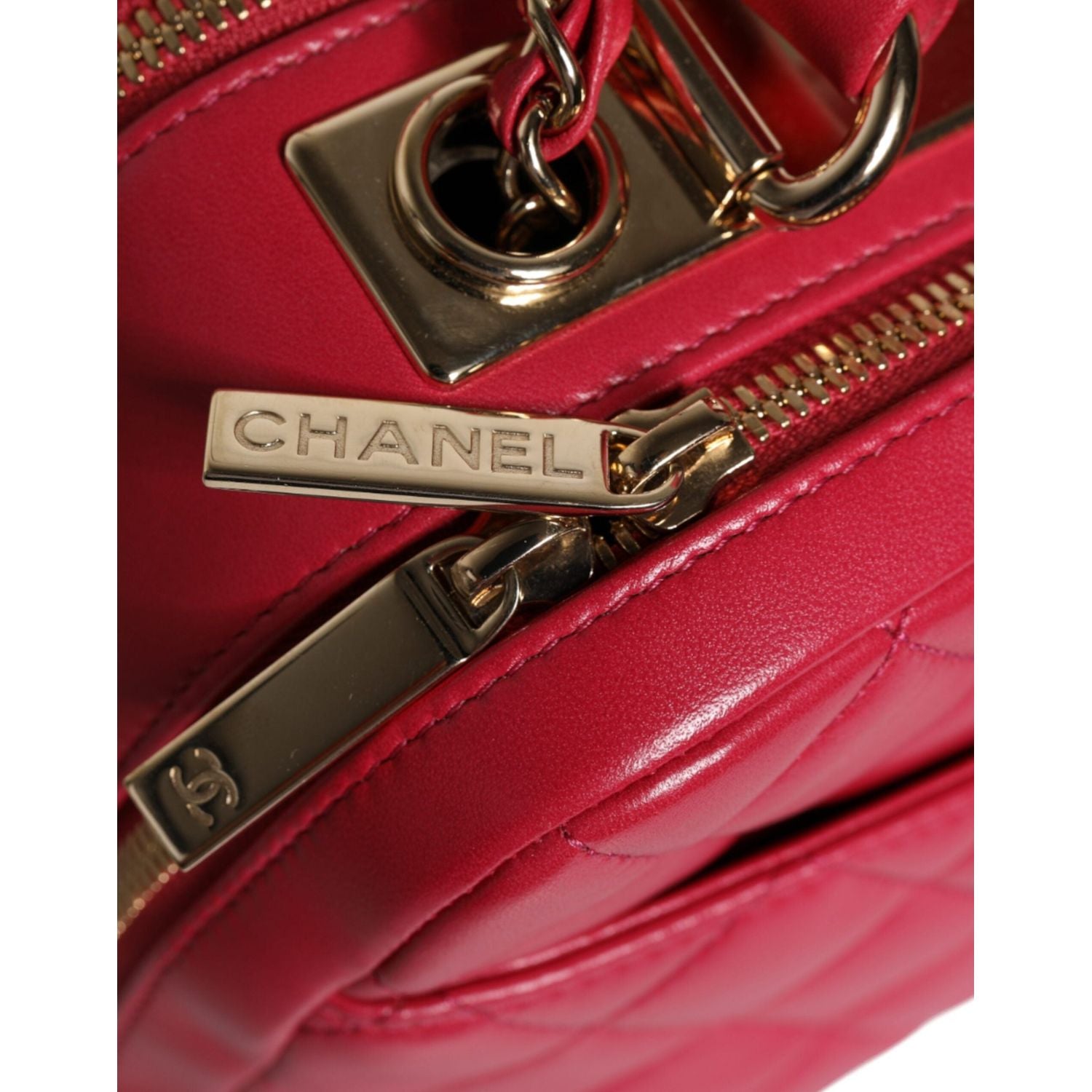 Front view with bag zipped and handles upright.