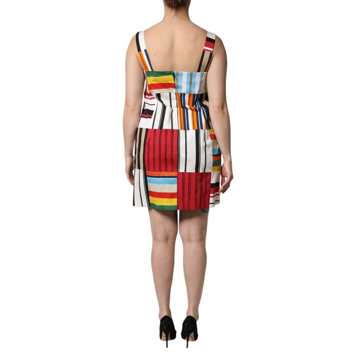 Front view with bag zipped and handles upright.