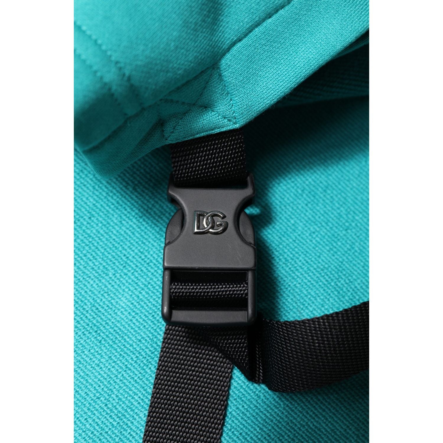 Front view with bag zipped and handles upright.