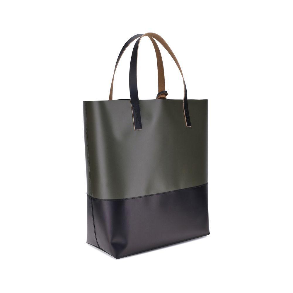 Front view with bag zipped and handles upright.